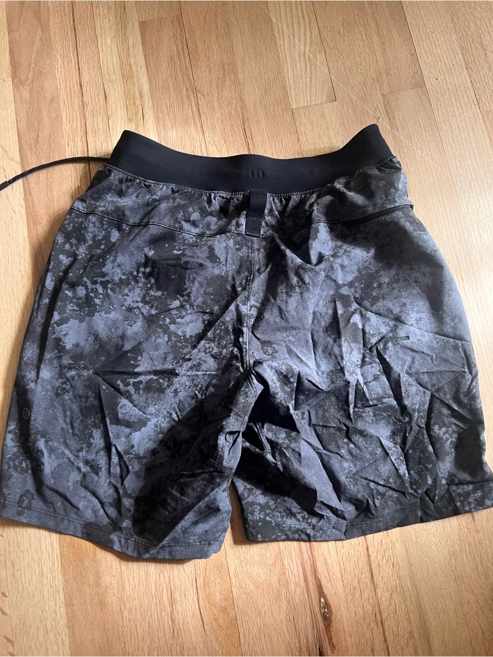 lululemon athletica Men’s Black & Gray Marble Print Athletic Shorts - Picture 3 of 3